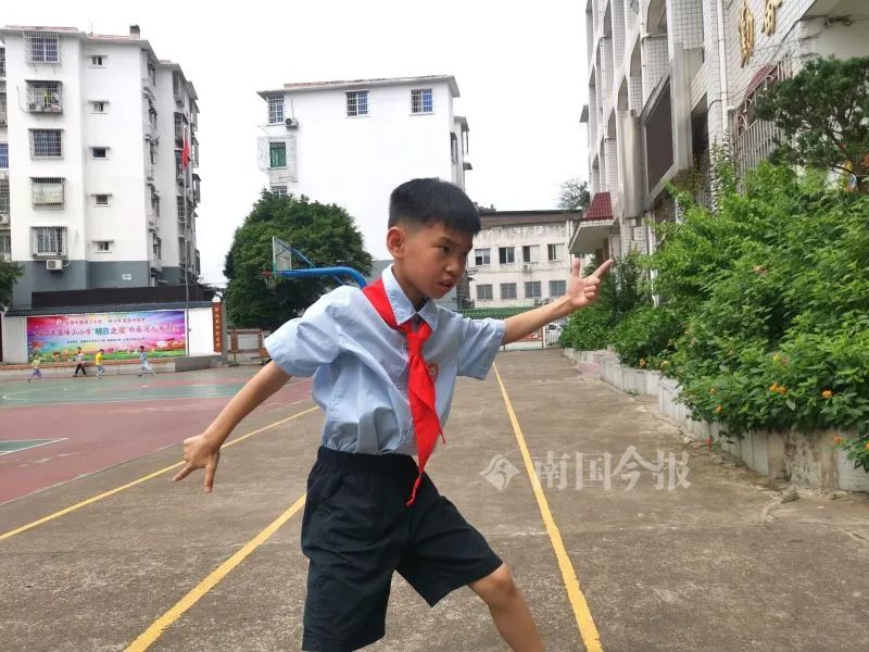 DƬ